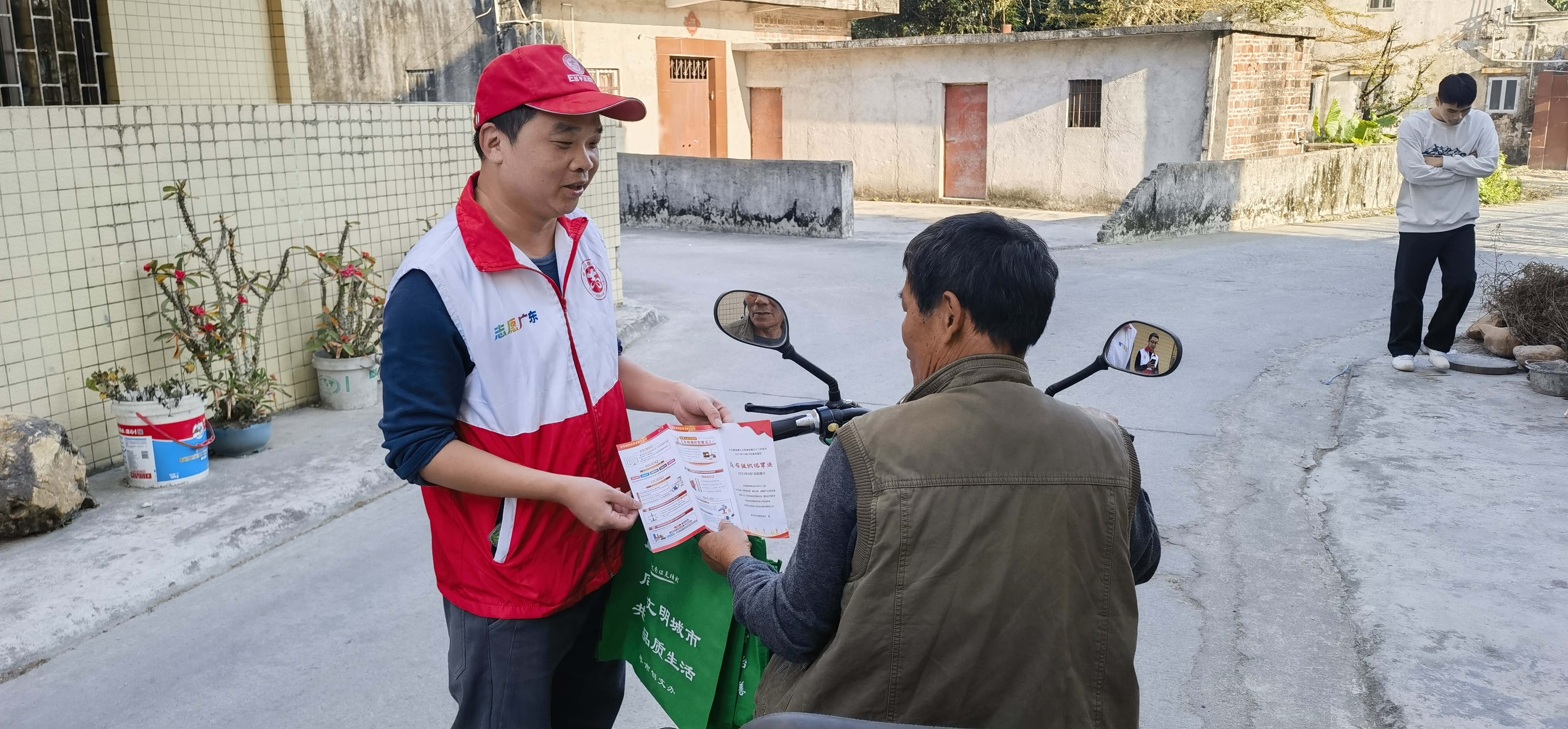 紀檢監(jiān)察干部到大田鎮(zhèn)開展結(jié)對共建活動